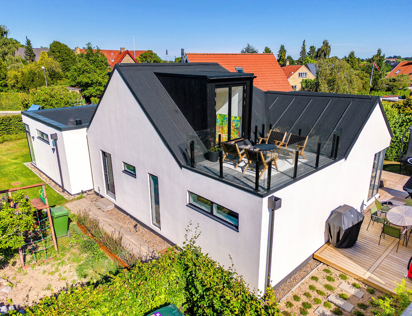 Hvidt hus set fra luften med tagterrasse med glasværn og ny udgang fra tagetagen