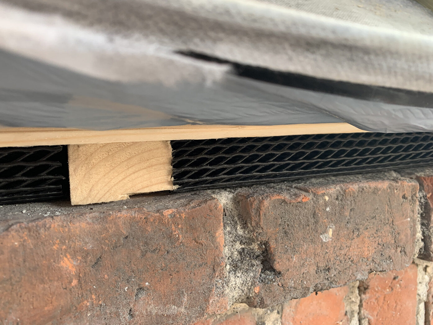 Ventilationsspalte med insektnet mellem gesims og undertag
