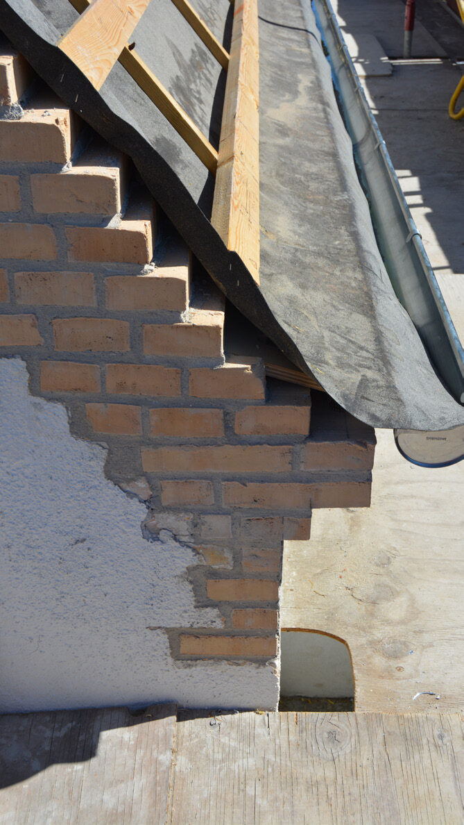 Gesimsen muret op i nye skifter for at give plads til mere isolering